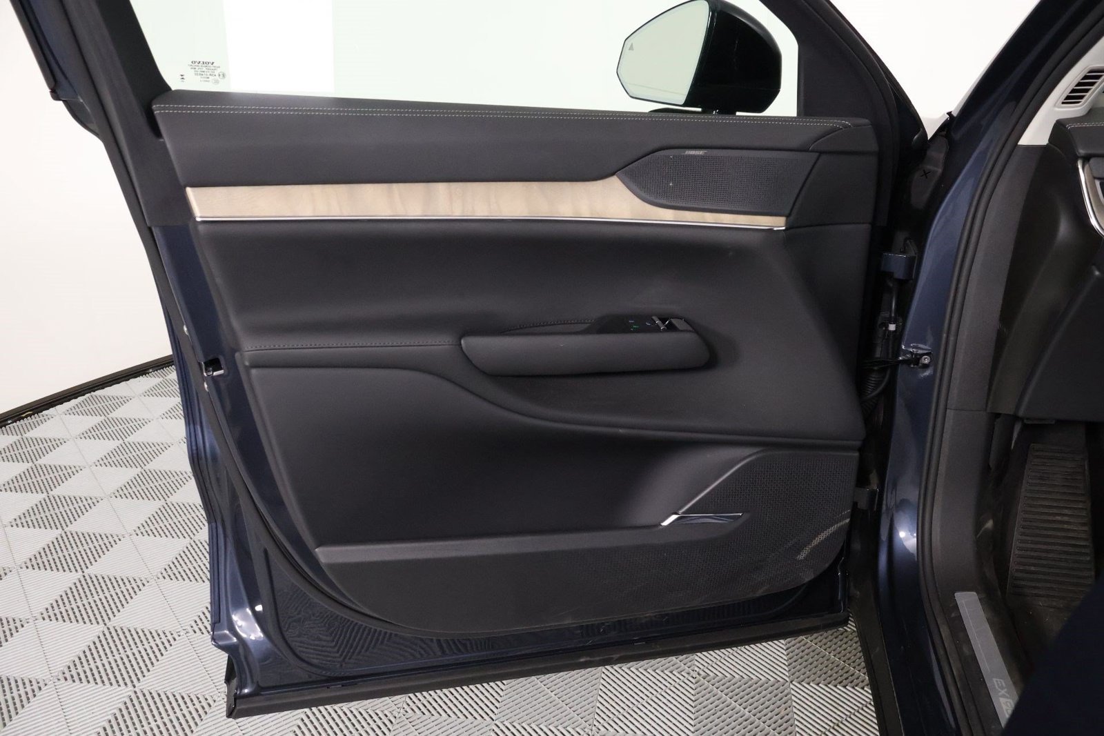 Used 2026 Volvo EX90 Plus RWD image 17