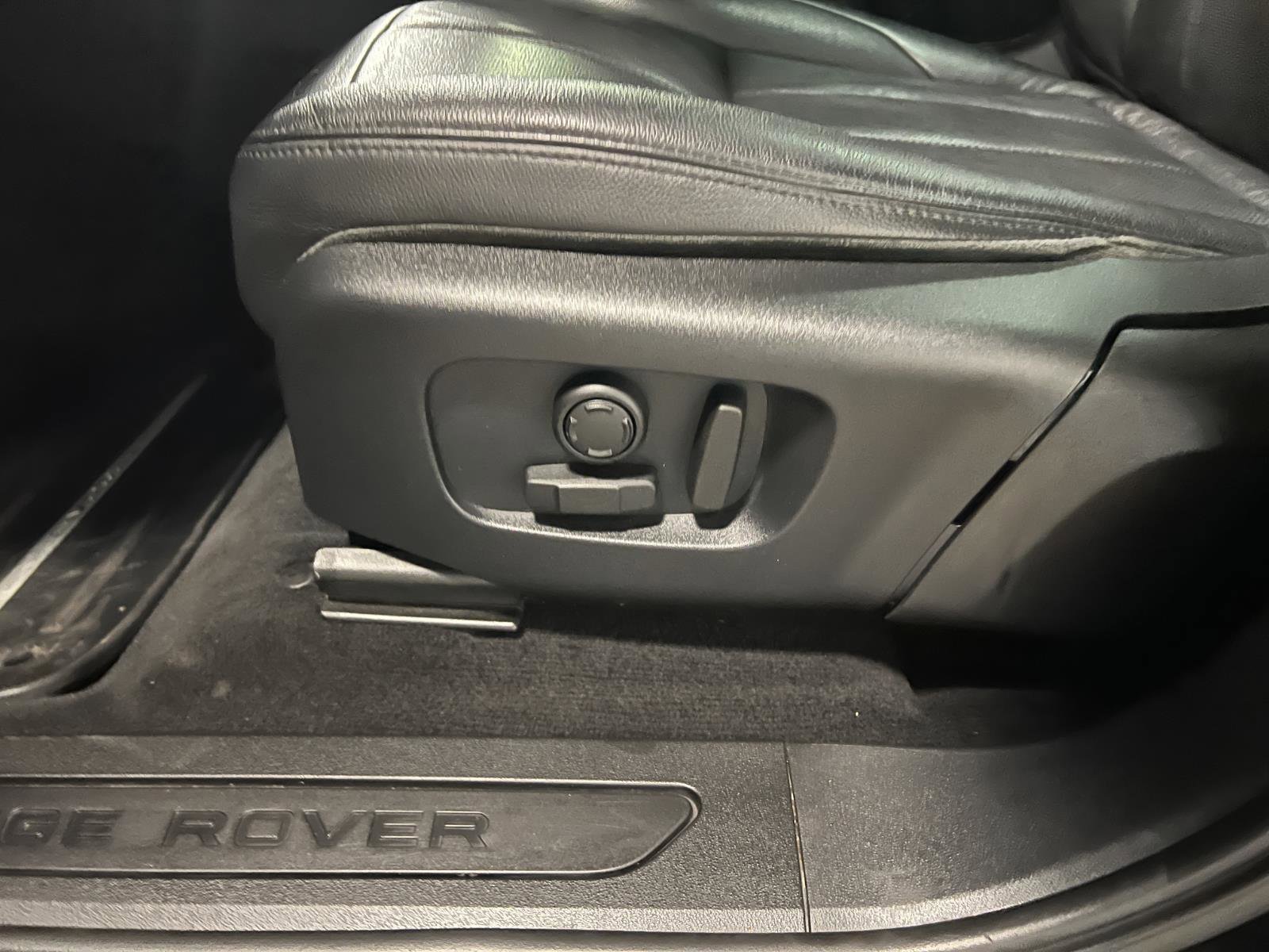 Used 2020 Land Rover Range Rover Evoque SE image 24