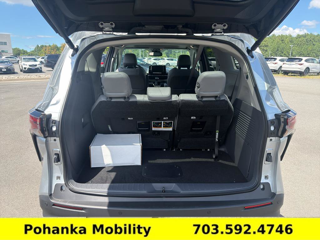 Used 2024 Toyota Sienna XLE FWD image 29