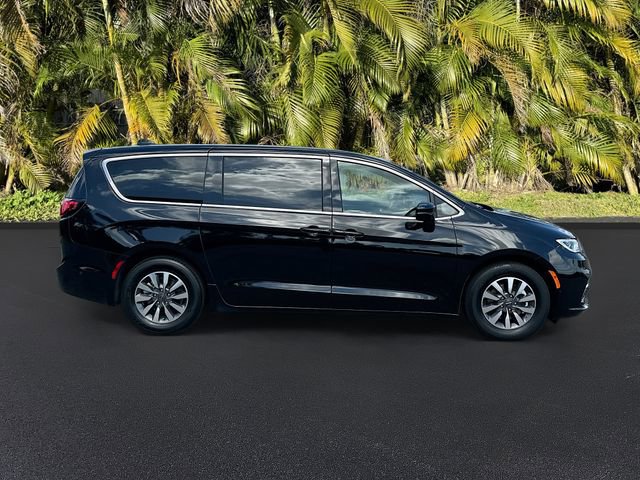 Used 2025 Chrysler Pacifica Select w/ Uconnect Theater Family Group FWD image 4