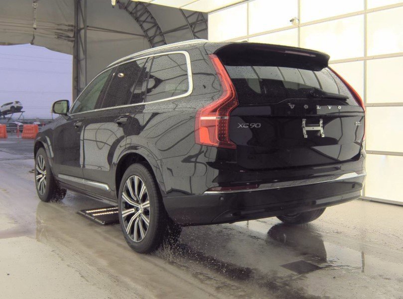 Used 2025 Volvo XC90 B5 Core image 4