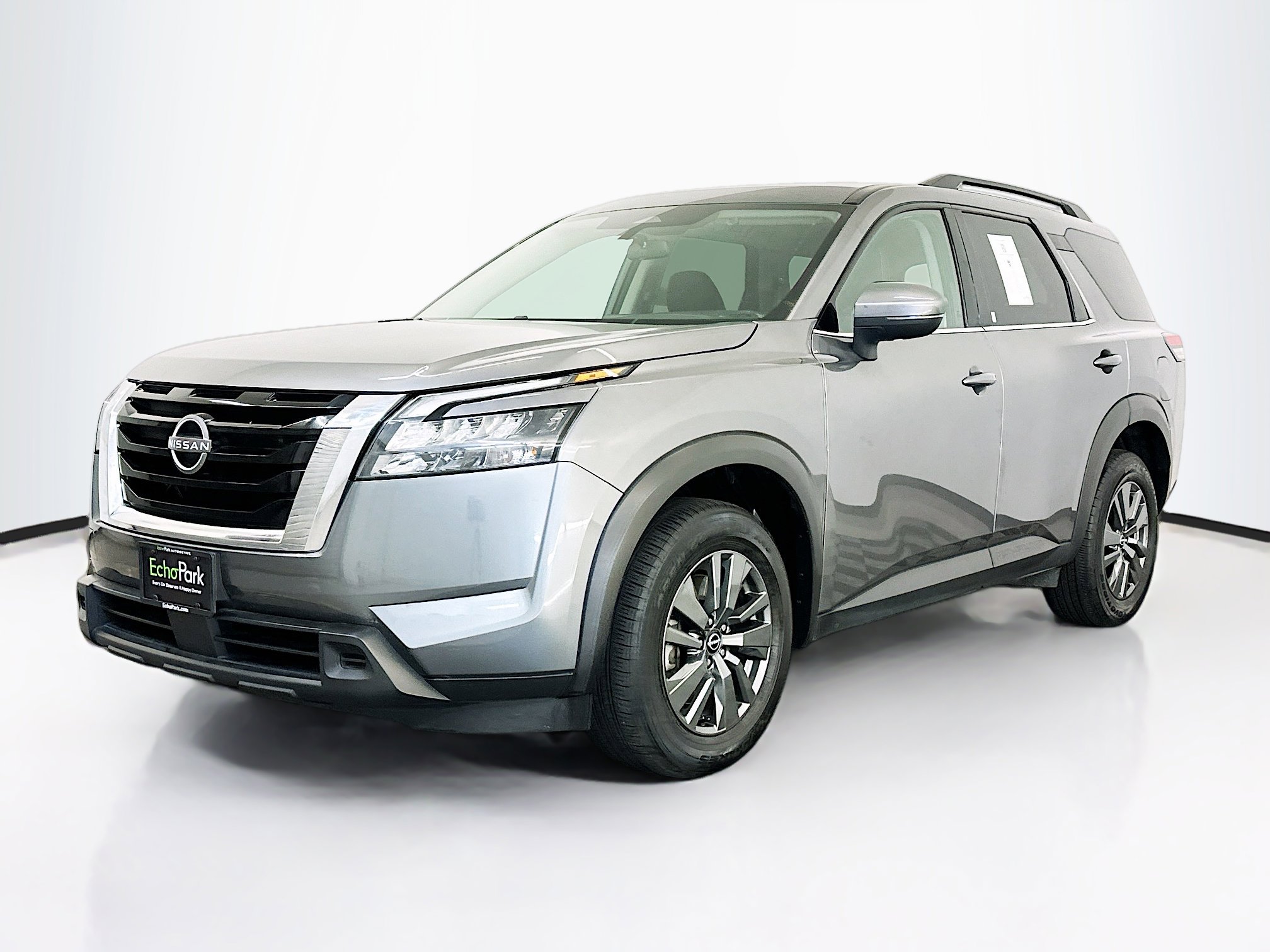 Used 2024 Nissan Pathfinder SV image 3