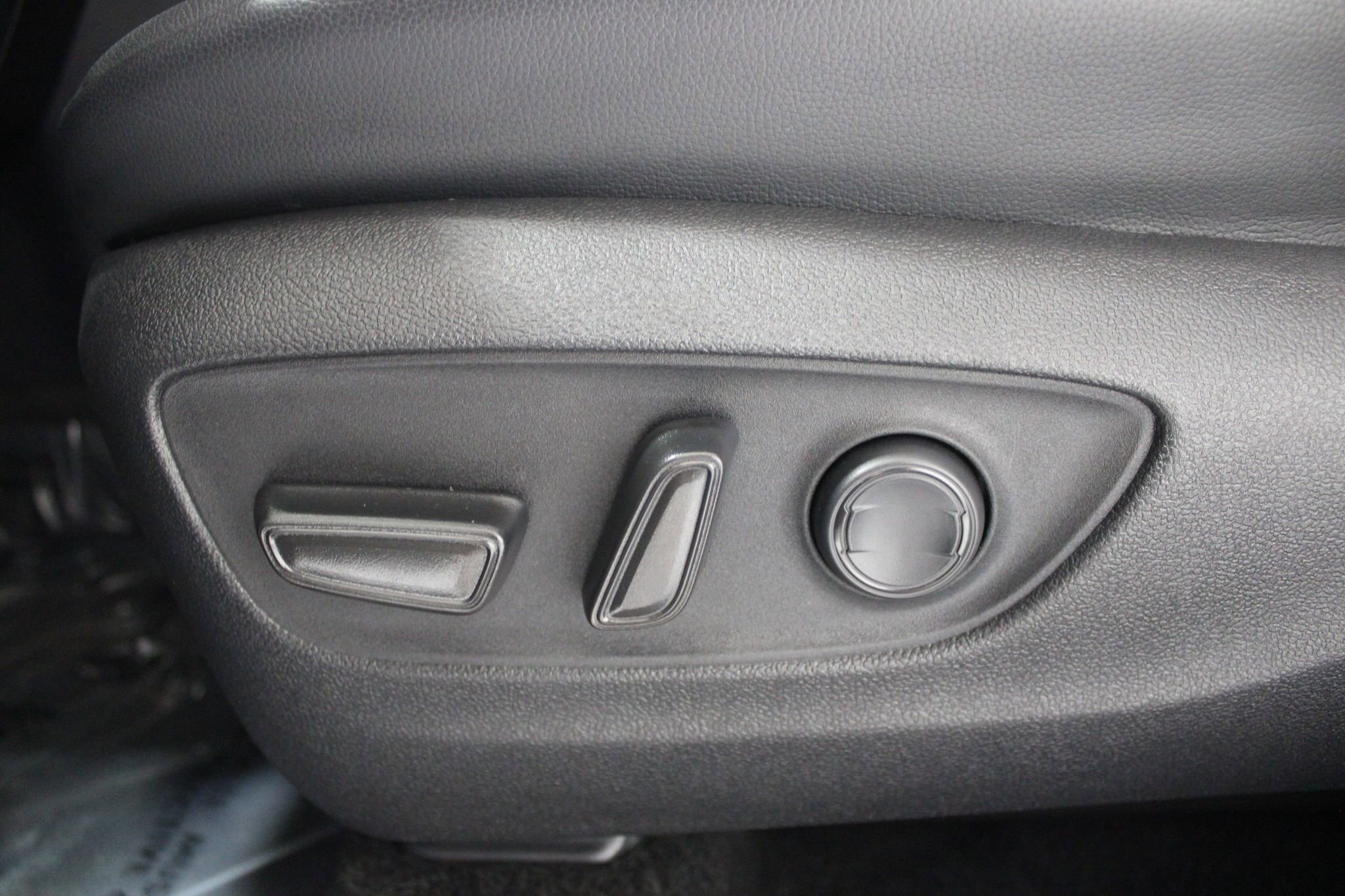 Used 2023 Toyota Highlander XLE AWD/4WD image 46