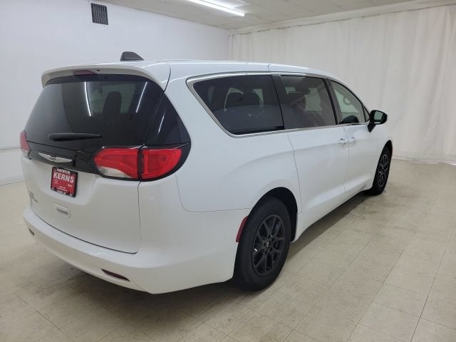 Used 2023 Chrysler Voyager LX FWD image 6