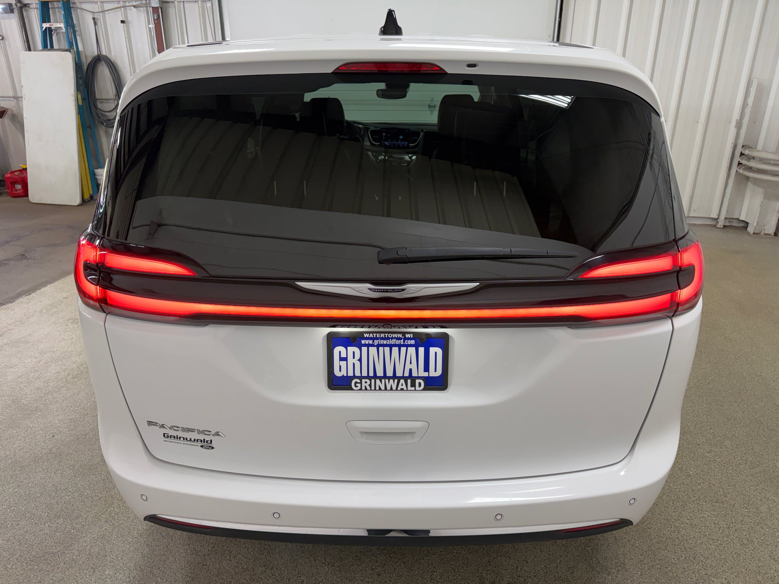 Used 2024 Chrysler Pacifica Touring-L FWD image 26