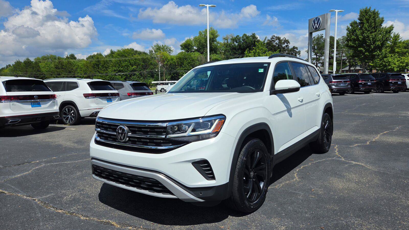Certified 2023 Volkswagen Atlas SE w/ Black Wheel Package FWD image 8