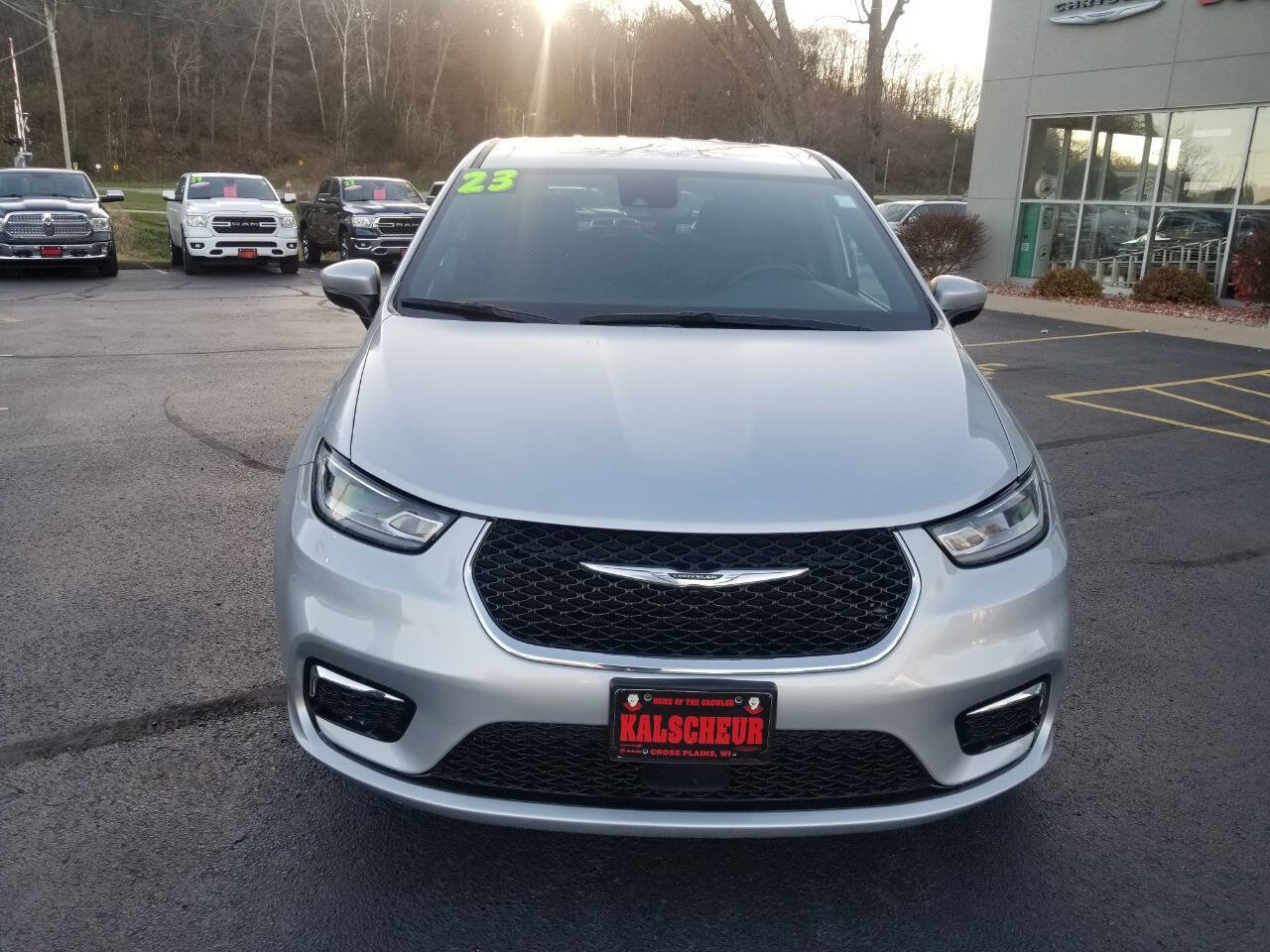 Certified 2023 Chrysler Pacifica Touring image 2