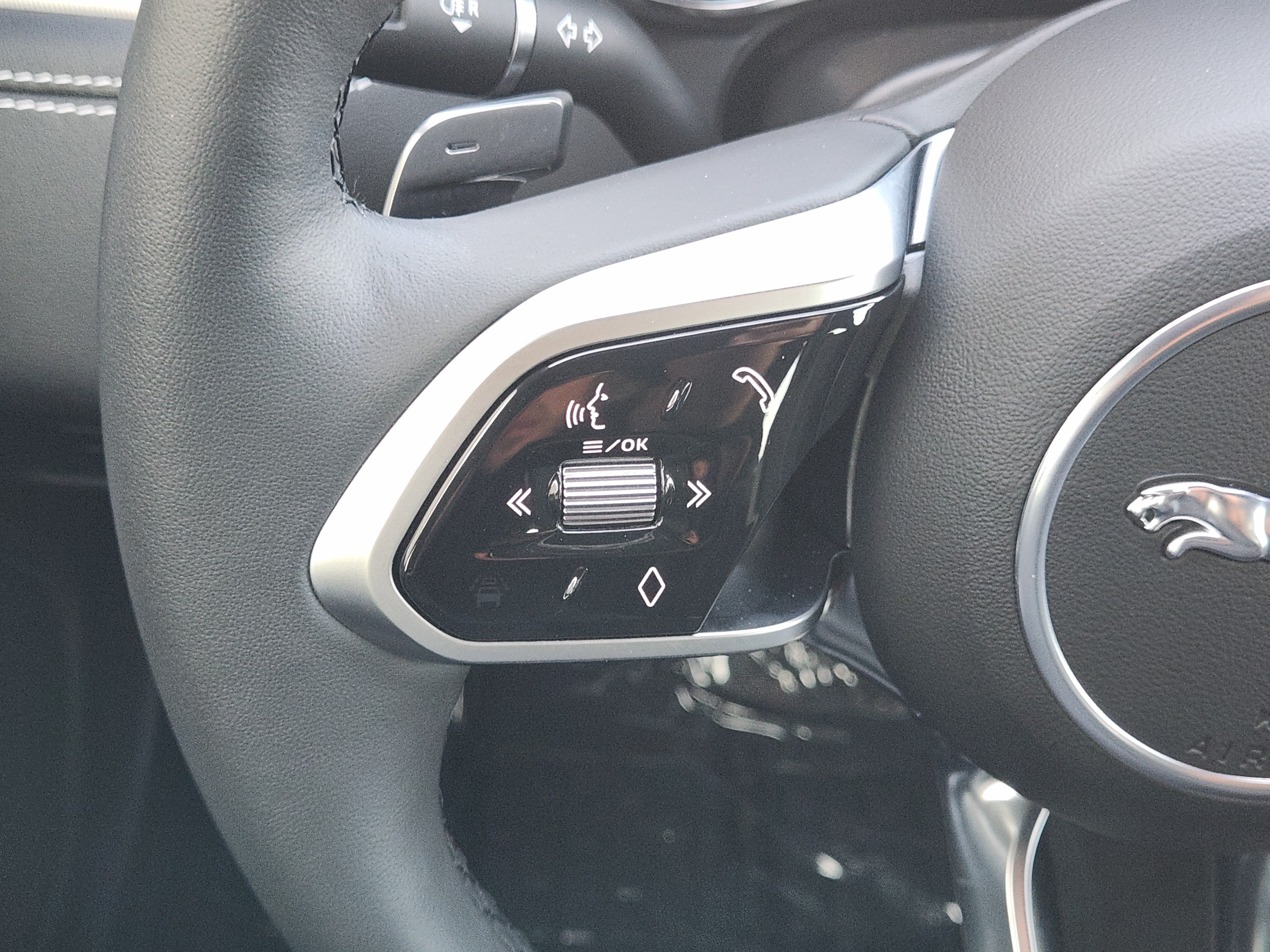 Certified 2024 Jaguar XF R-Dynamic SE AWD/4WD image 29