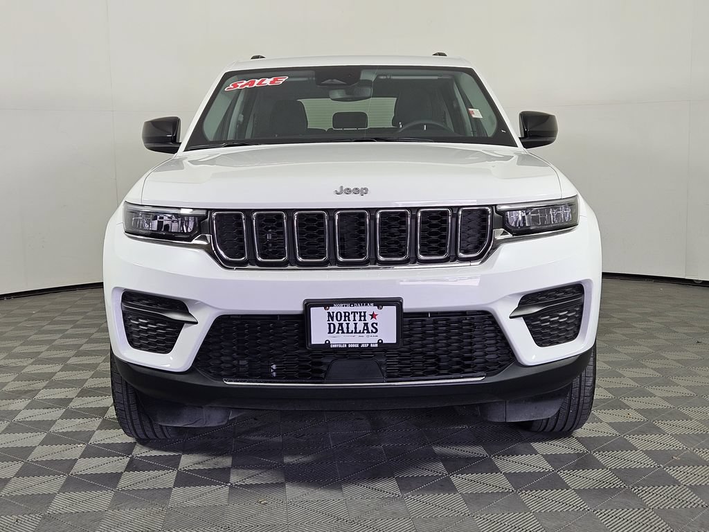 Used 2023 Jeep Grand Cherokee Laredo AWD/4WD image 2