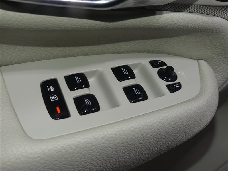 Used 2017 Volvo XC90 T6 Momentum w/ Vision Package AWD/4WD image 21