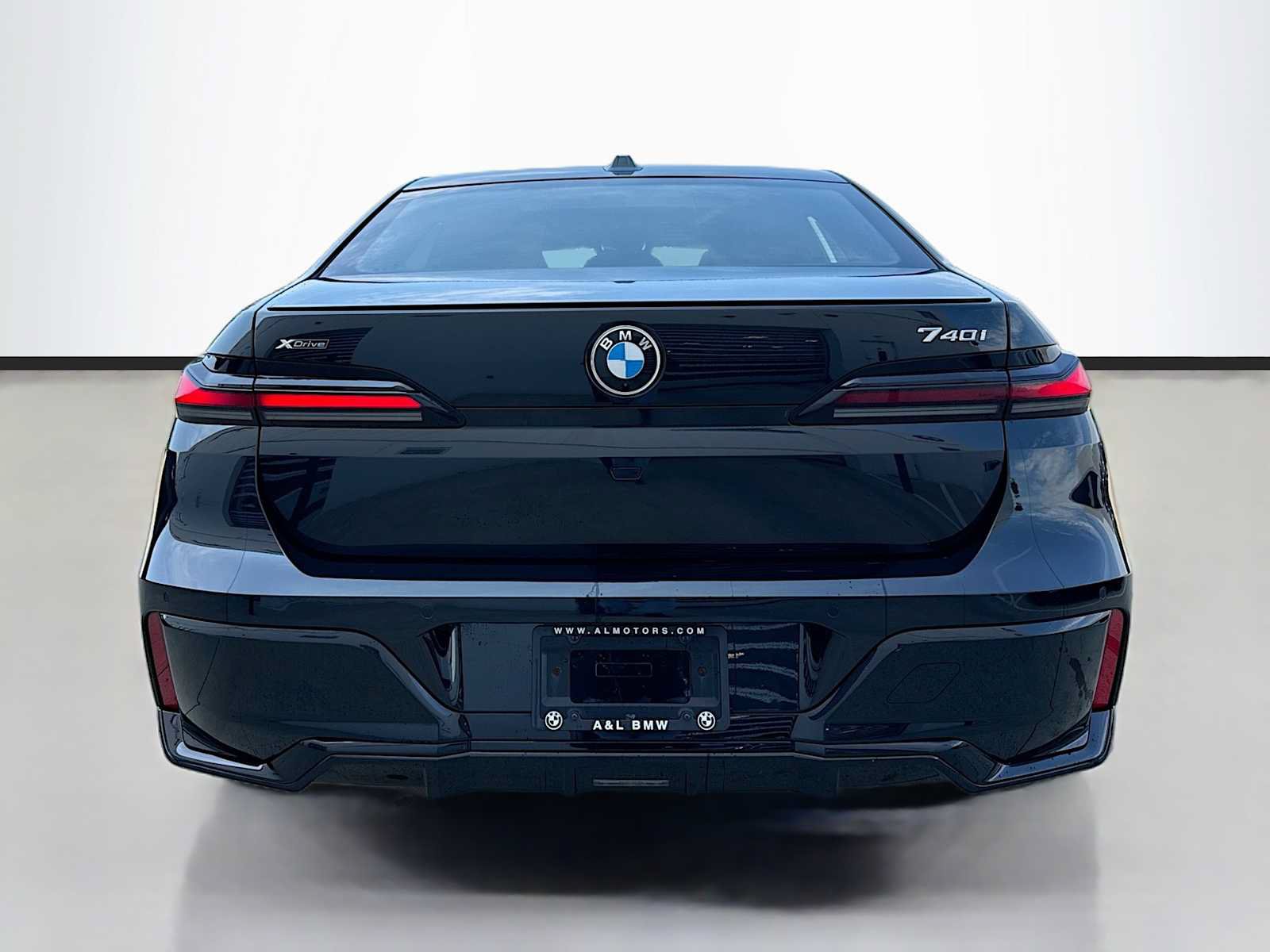 Used 2024 BMW 740i xDrive w/ Premium Package 2 AWD/4WD image 4