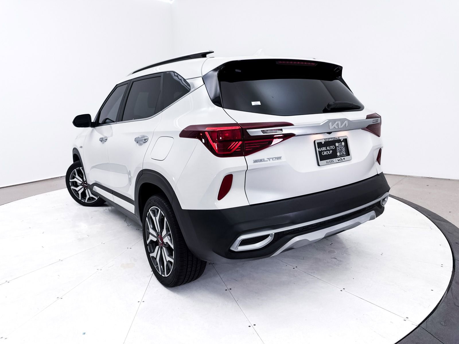 Certified 2022 Kia Seltos SX w/ Sunroof Package image 2