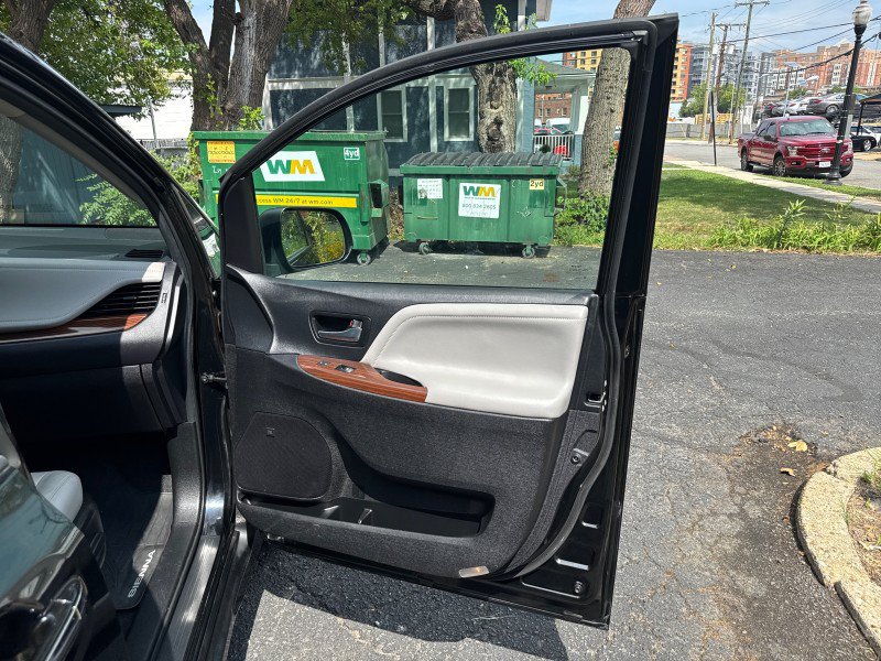 Used 2018 Toyota Sienna Limited Premium AWD/4WD image 12