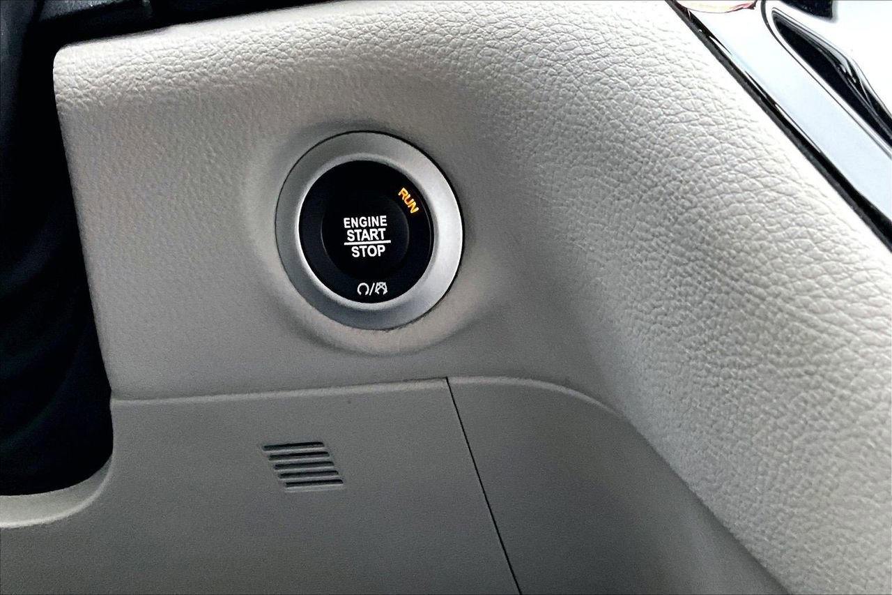 Certified 2024 Chrysler Pacifica Select image 28