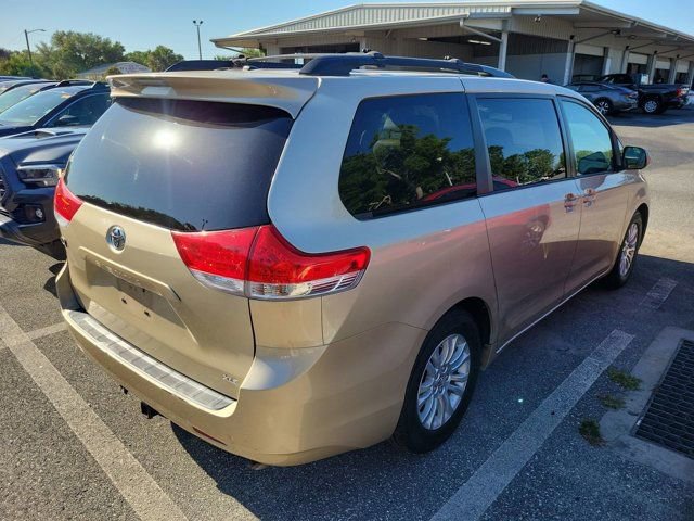 Used 2014 Toyota Sienna XLE FWD image 4