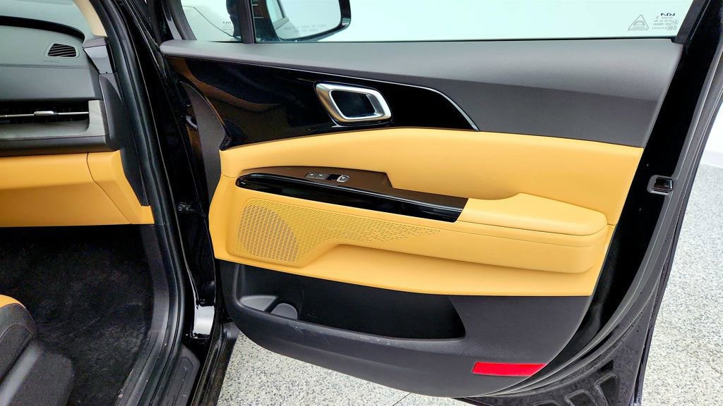 Used 2024 Kia Carnival EX image 27