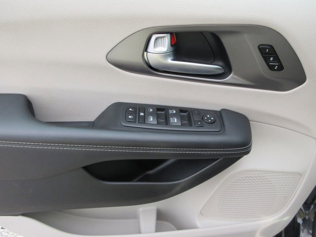 Used 2023 Chrysler Pacifica Touring-L image 20
