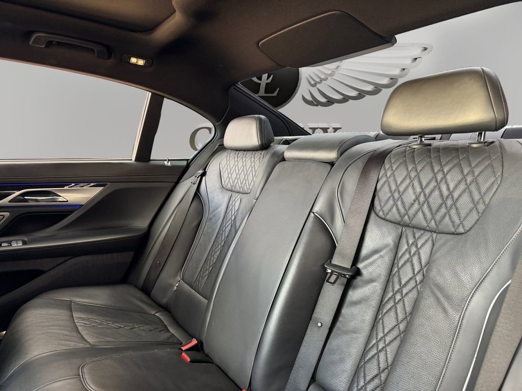 Used 2019 BMW 750i image 13