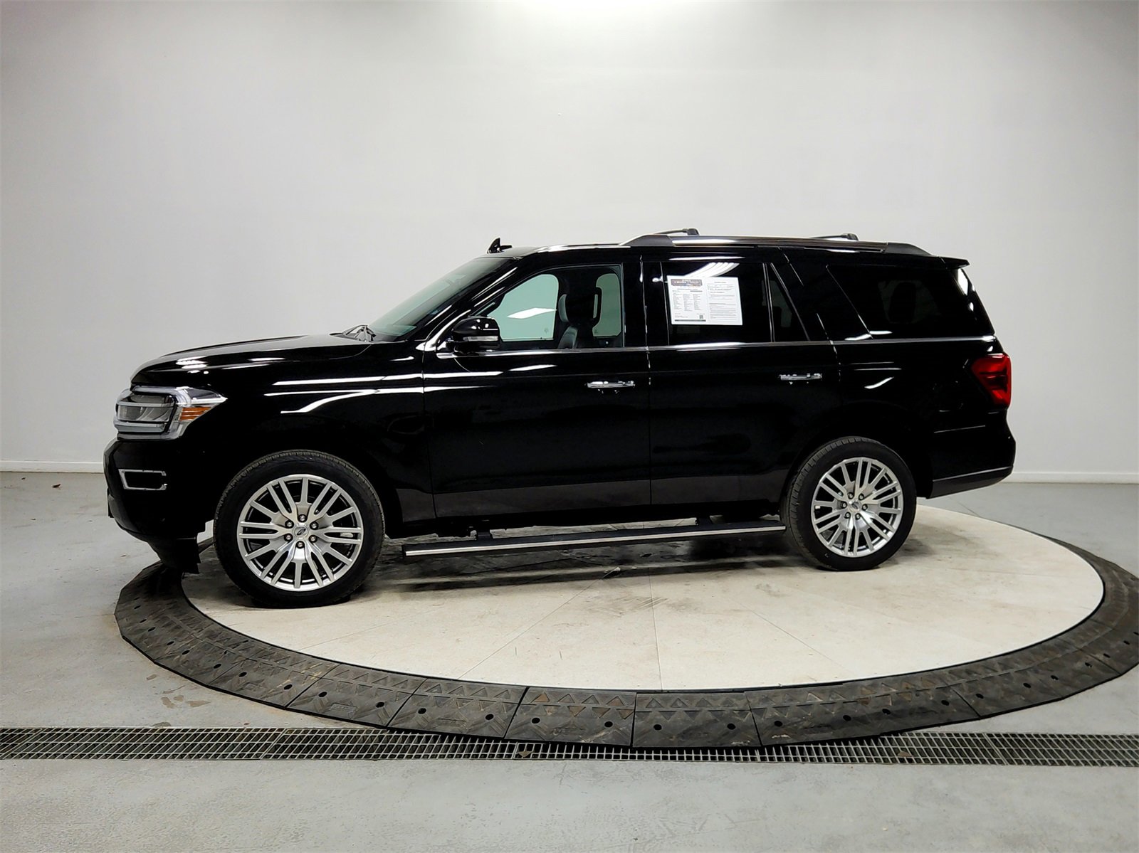 Used 2024 Ford Expedition Limited image 4