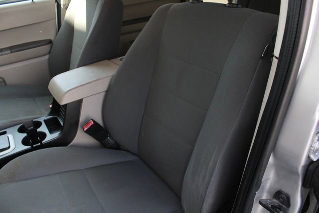 Used 2010 Ford Escape XLS AWD/4WD image 4