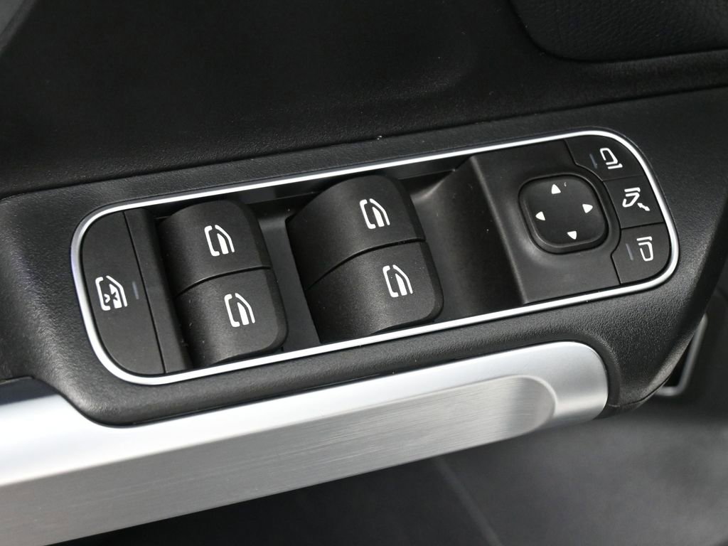Used 2023 Mercedes-Benz GLB 250 4MATIC image 4