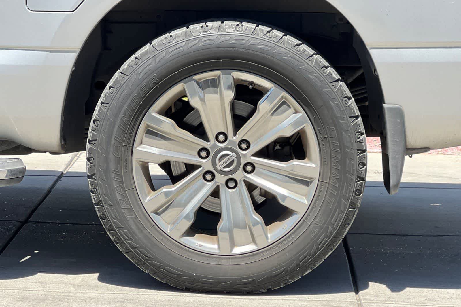 Used 2018 Nissan Titan SV w/ SV Convenience Package RWD image 12