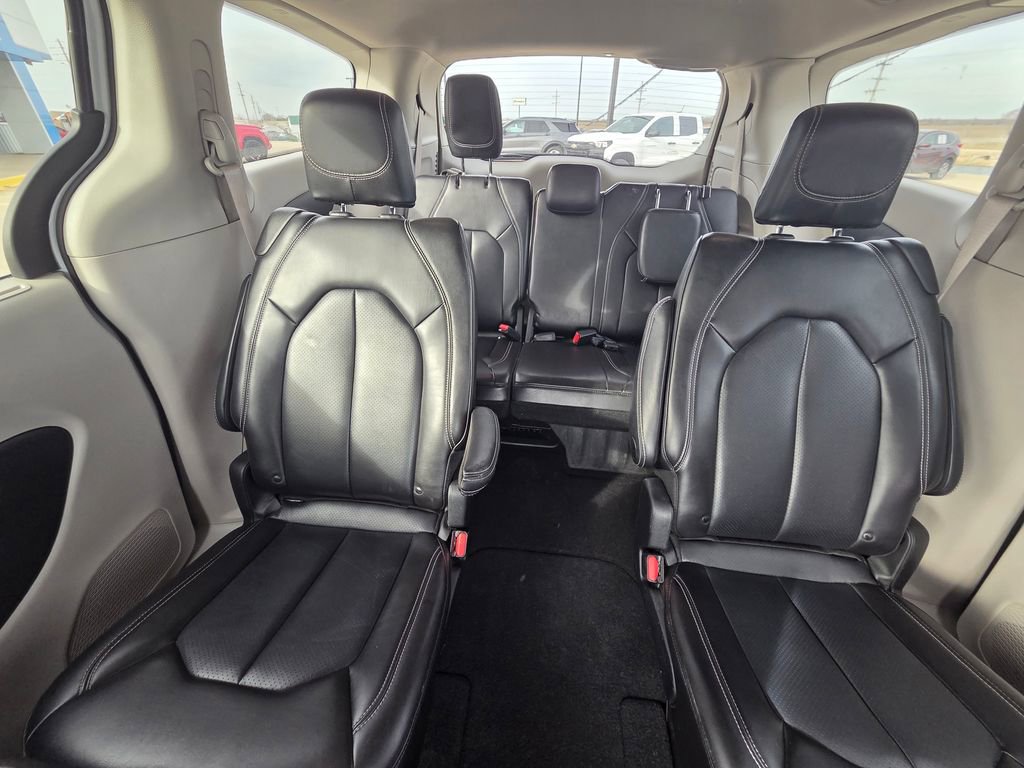 Used 2023 Chrysler Pacifica Touring-L image 20