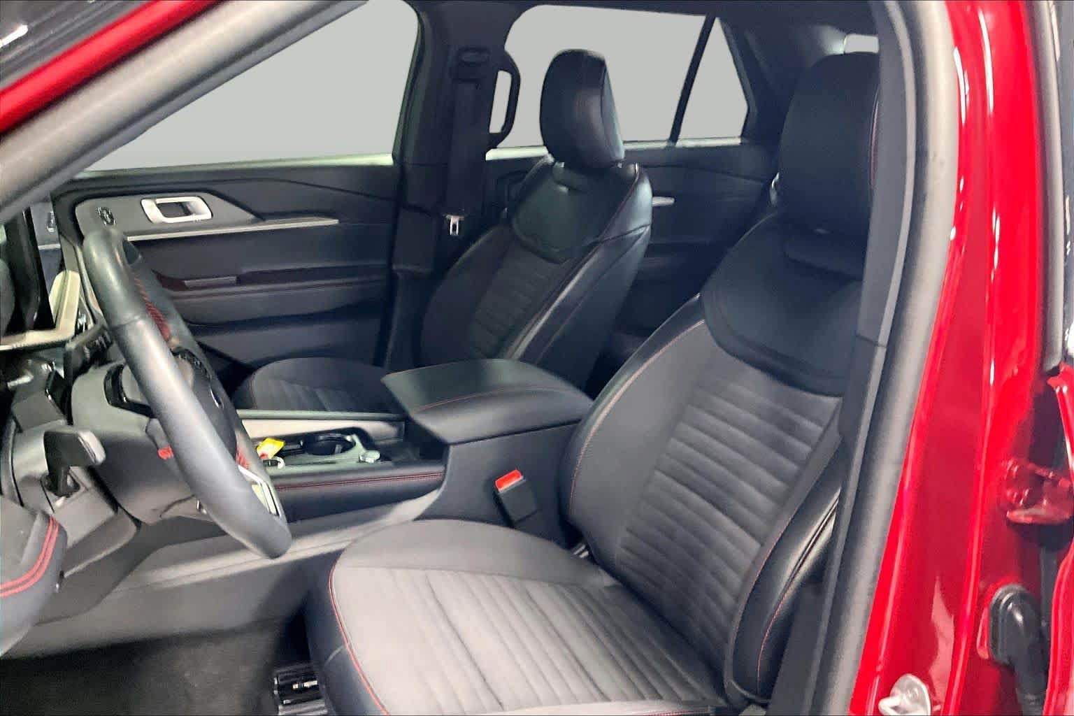 Certified 2025 Ford Explorer ST-Line w/ Premium Package RWD image 8
