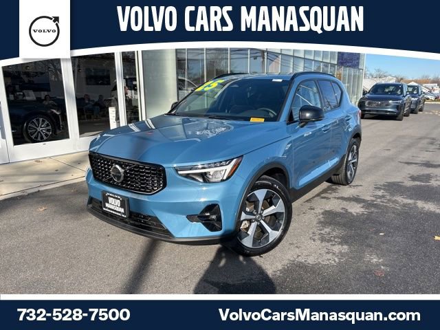 Certified 2025 Volvo XC40 B5 Plus image 1
