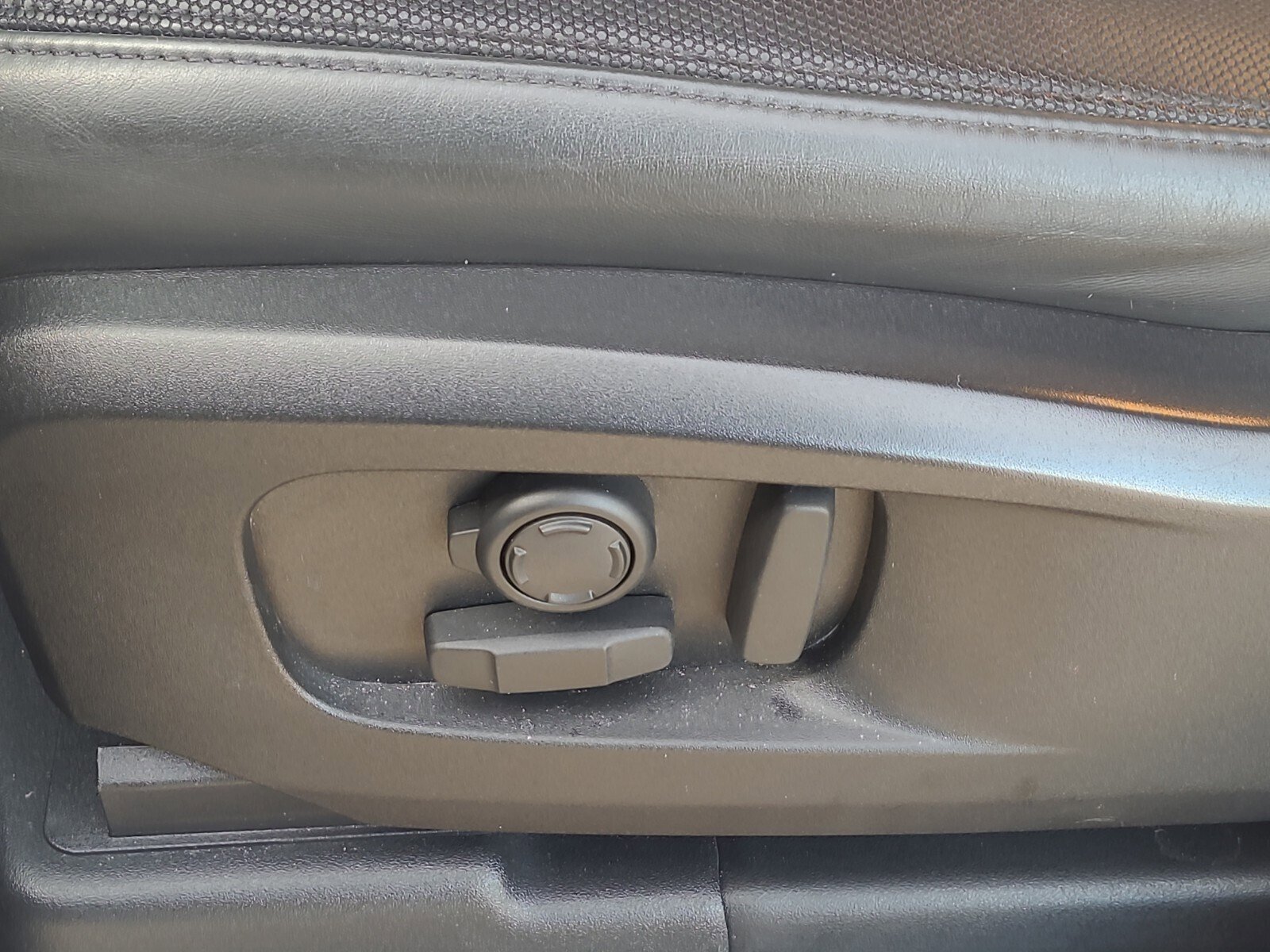 Used 2023 Land Rover Defender 110 X-Dynamic SE image 16