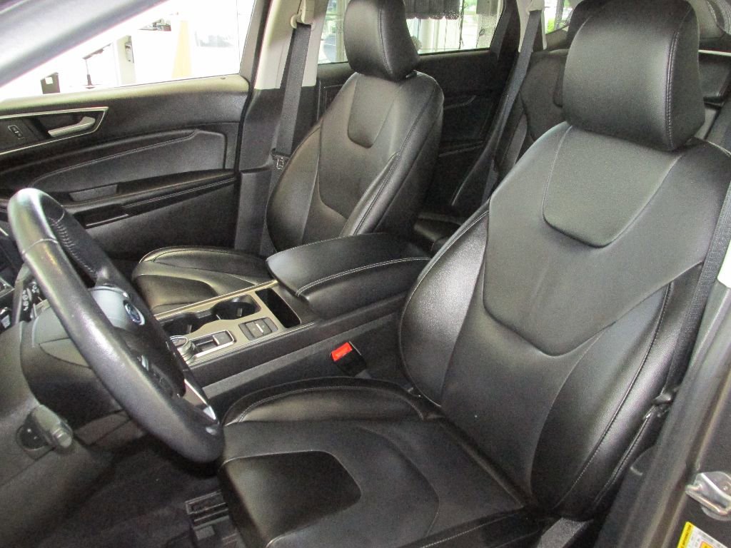 Used 2022 Ford Edge Titanium image 4