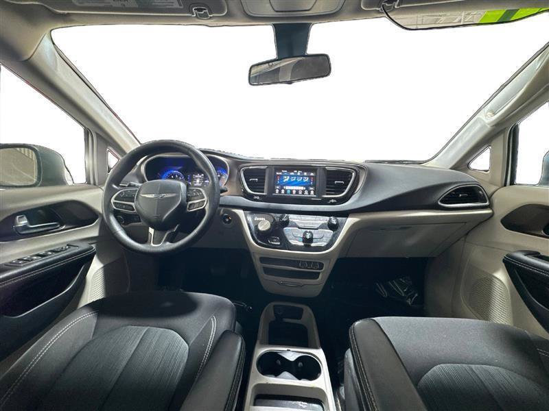 Used 2021 Chrysler Voyager L FWD image 14