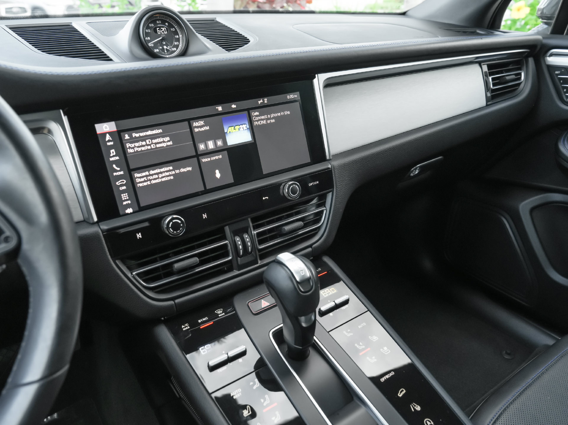 Used 2023 Porsche Macan Turbo AWD/4WD image 12