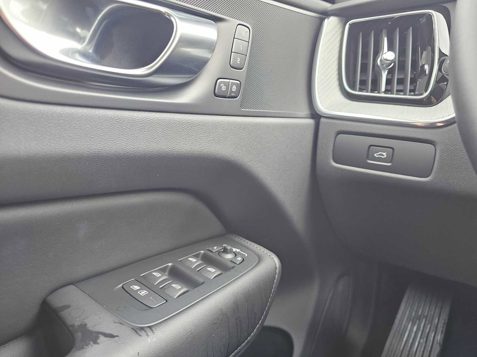 Certified 2025 Volvo XC60 B5 Plus AWD/4WD image 31