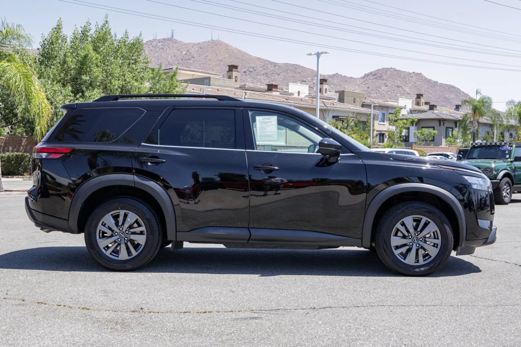 Used 2024 Nissan Pathfinder SV FWD image 3