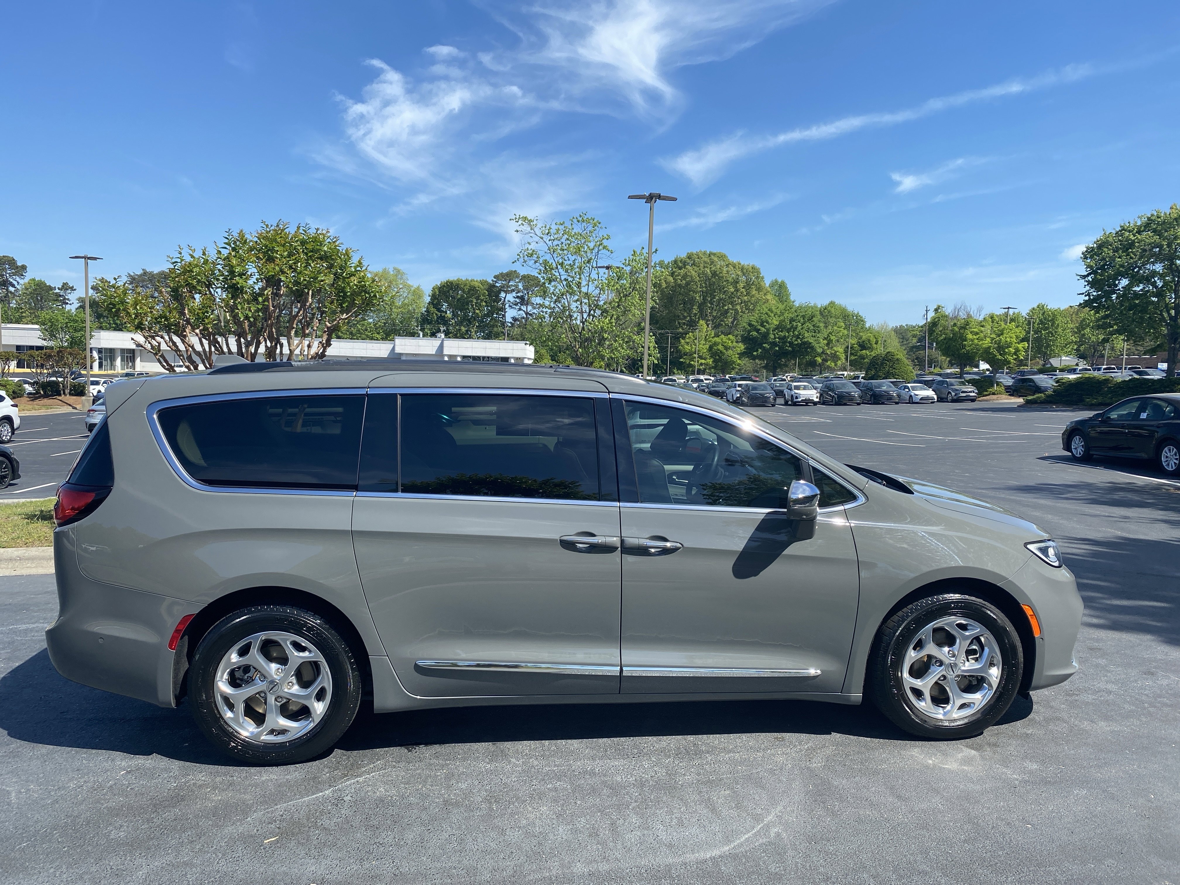 Used 2022 Chrysler Pacifica Limited image 4