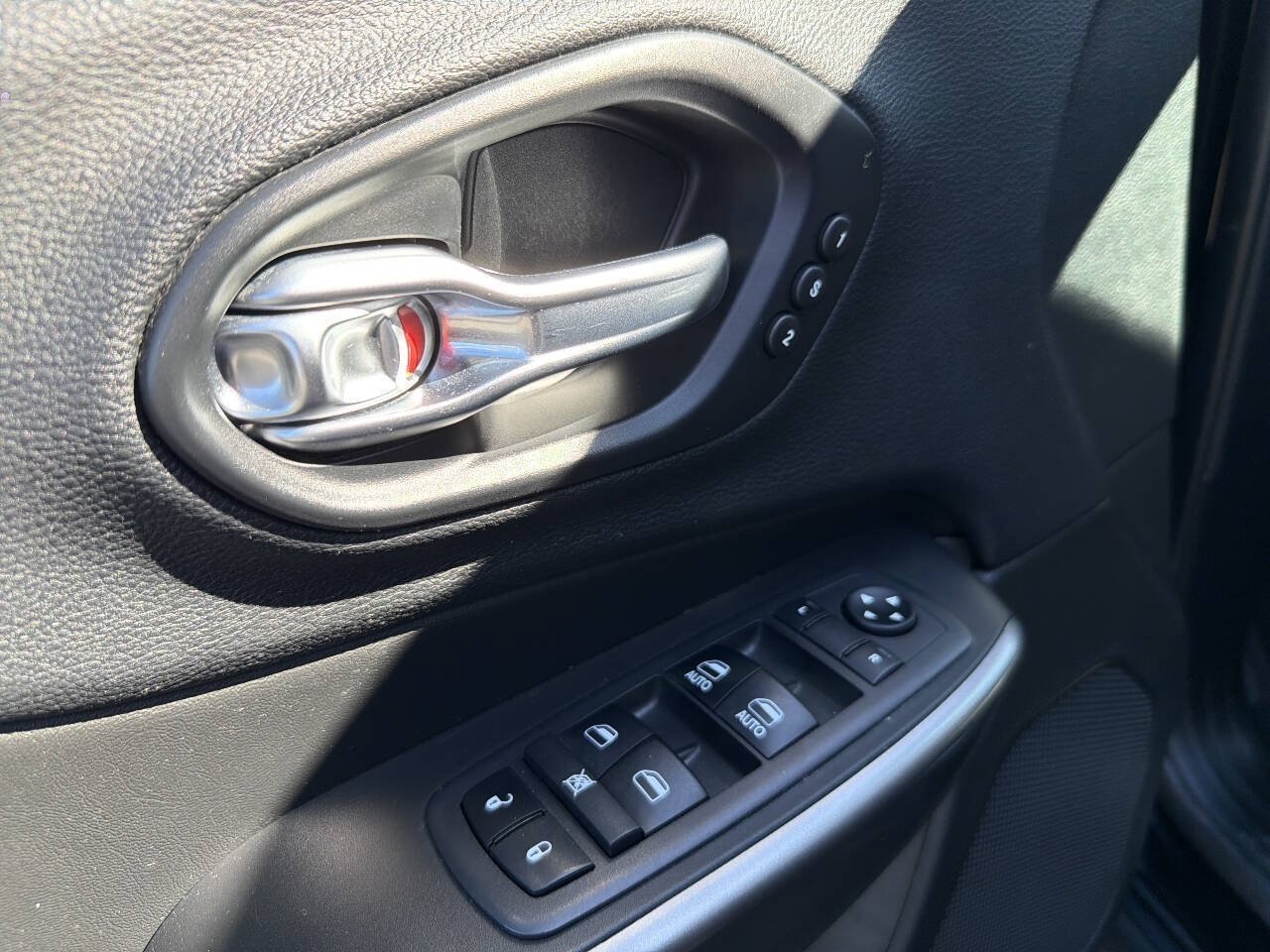 Used 2019 Jeep Cherokee Limited w/ Technology Group AWD/4WD image 40
