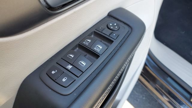 Certified 2024 Chrysler Pacifica Touring-L image 7