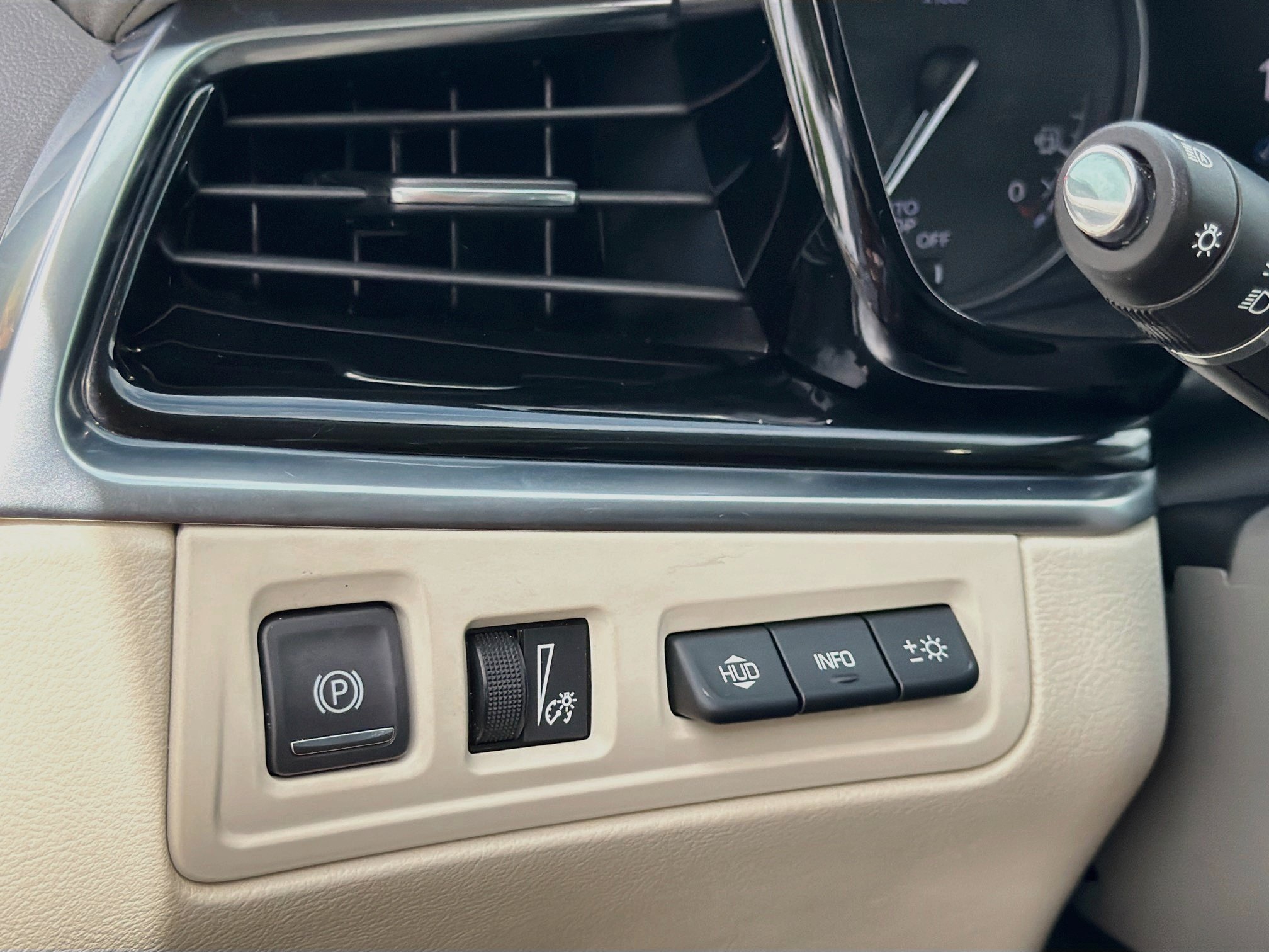 Certified 2024 Cadillac XT6 Premium Luxury w/ Technology Package FWD image 10
