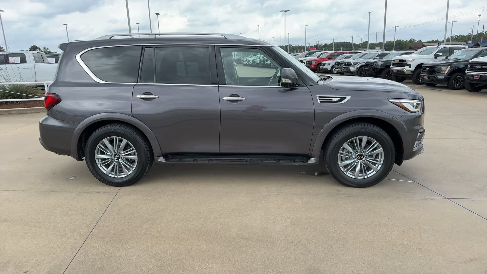 Used 2024 INFINITI QX80 Luxe RWD image 2