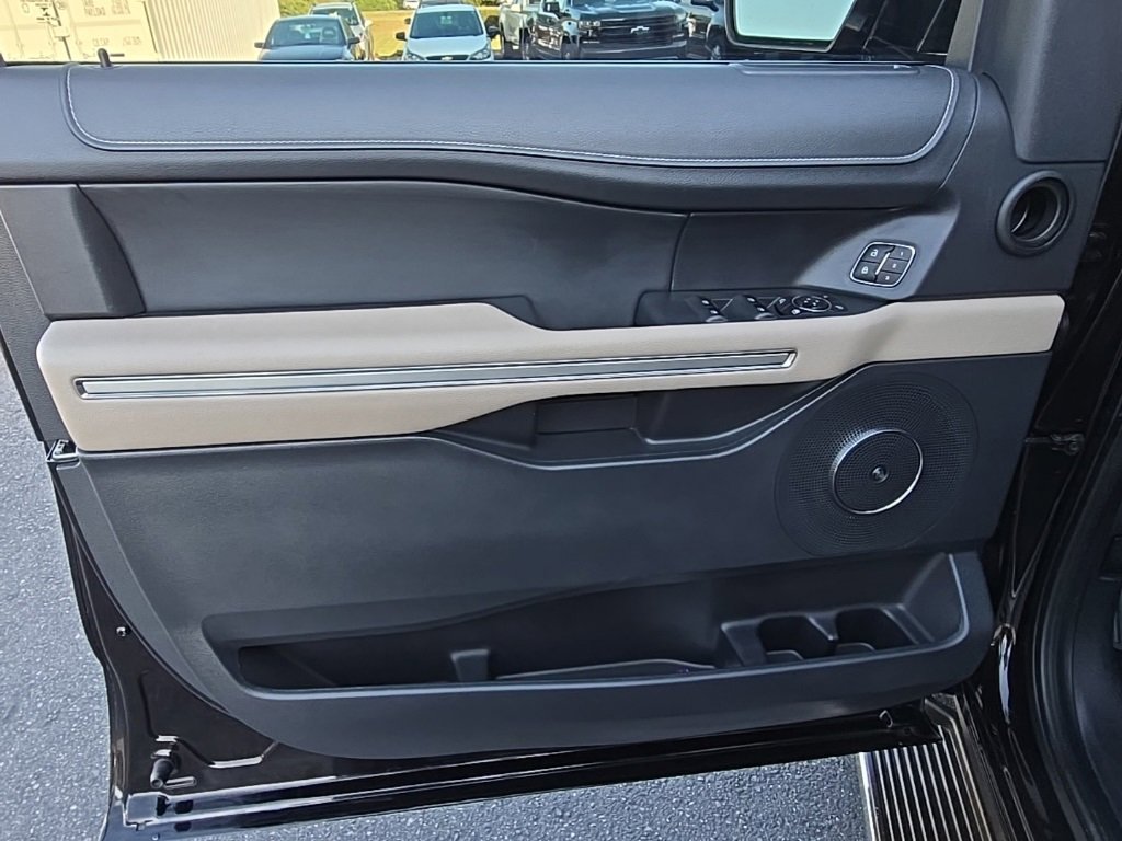 Used 2023 Ford Expedition Limited image 25