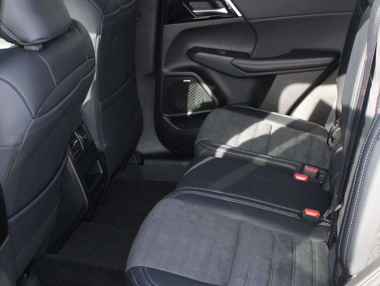 New 2026 Mitsubishi Outlander SE image 17