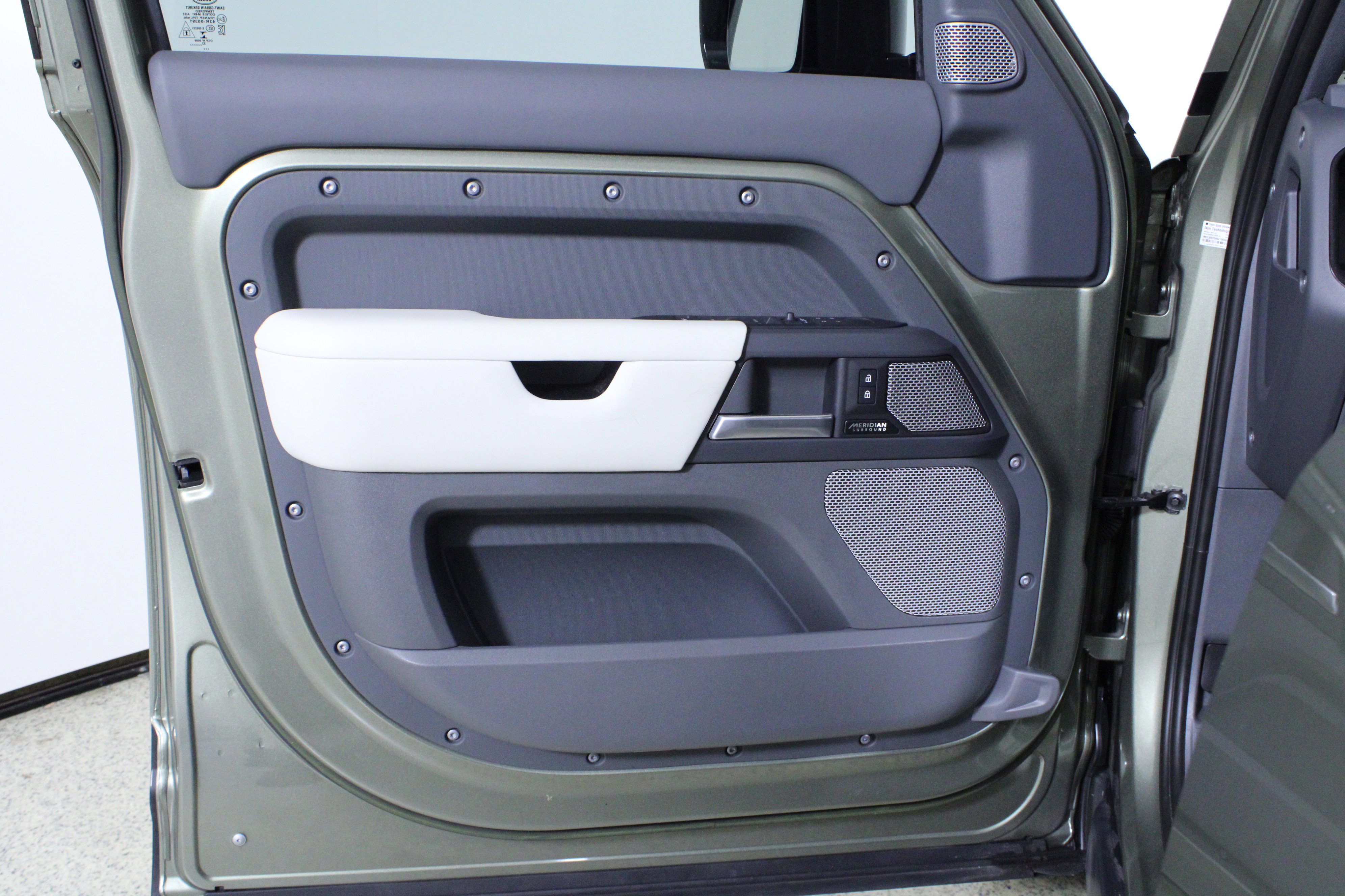 Used 2023 Land Rover Defender 130 X-Dynamic SE image 19