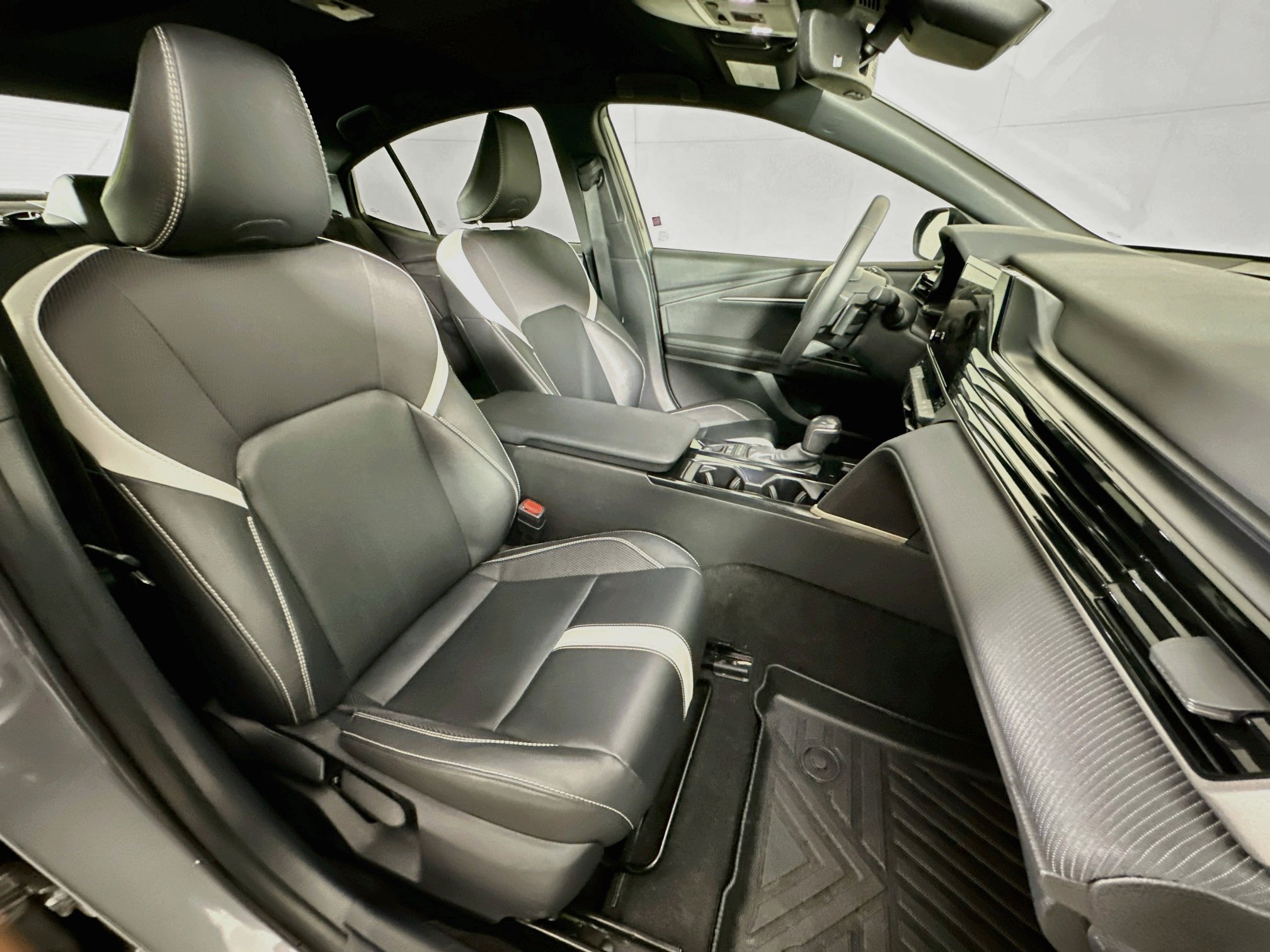 Used 2025 Toyota Camry SE w/ Convenience Package FWD image 29