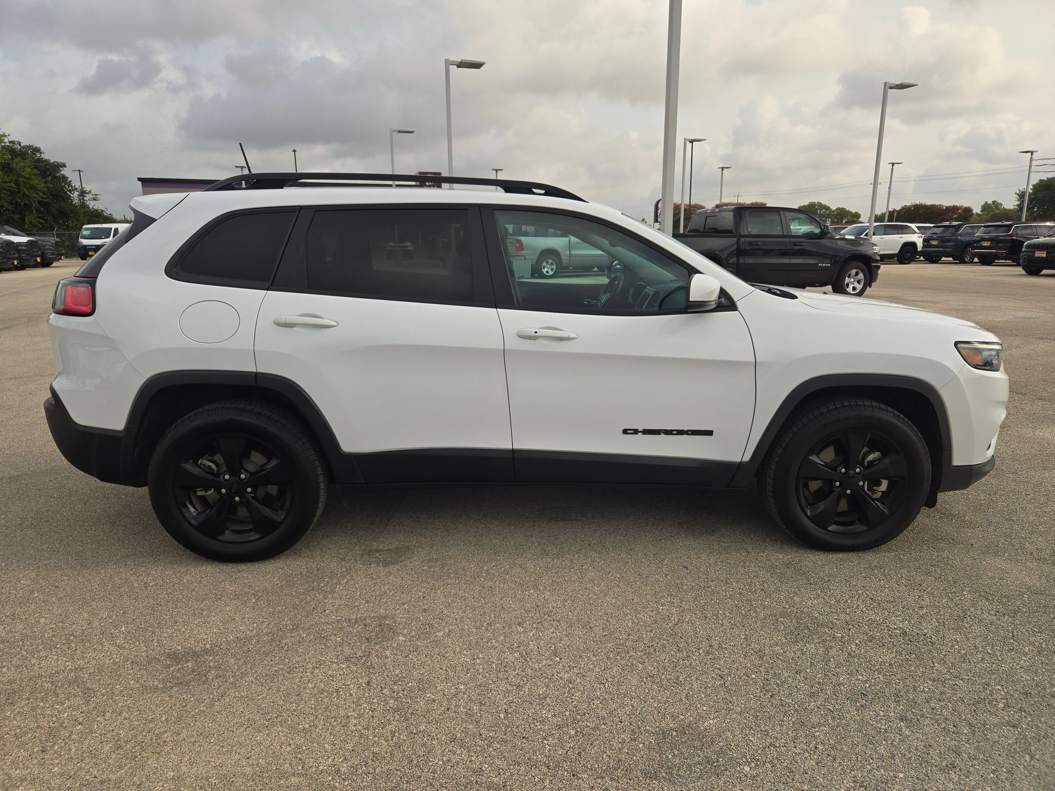 Used 2021 Jeep Cherokee Latitude Plus w/ Sun & Sound Group AWD/4WD image 2