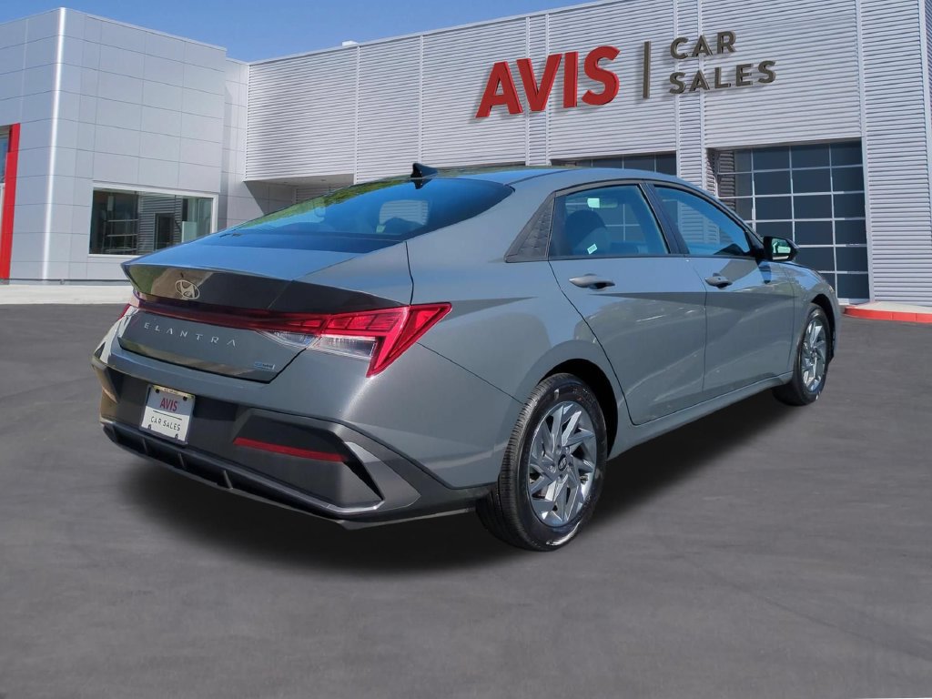 Used 2026 Hyundai Elantra Hybrid FWD image 5