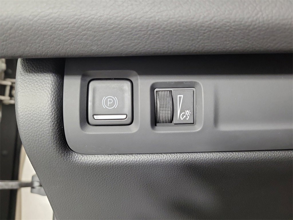 Certified 2024 Cadillac XT4 Luxury w/ Cold Weather Package image 31