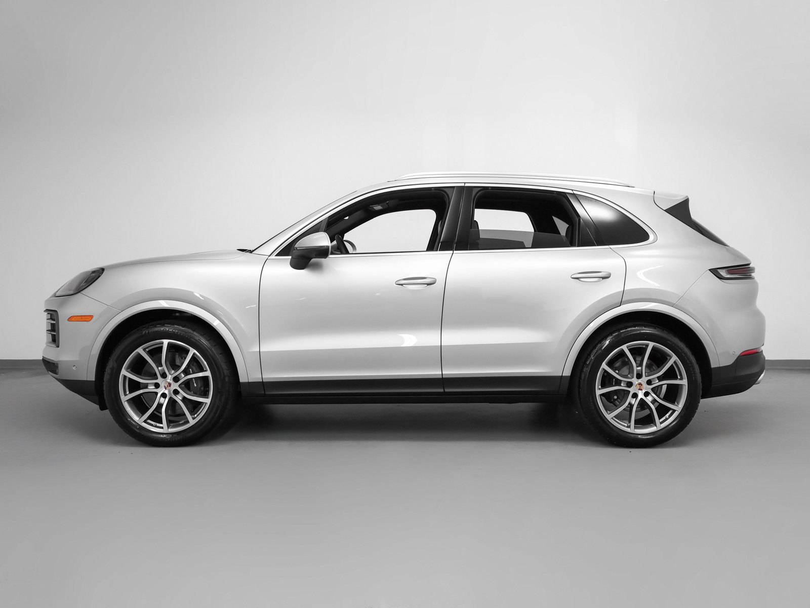 Used 2025 Porsche Cayenne image 2