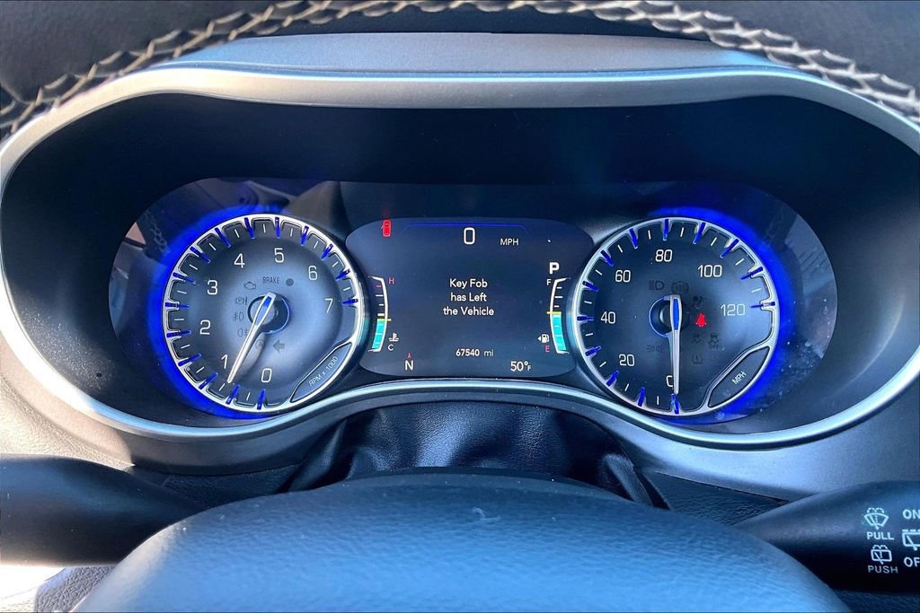 Used 2024 Chrysler Pacifica Touring-L image 13