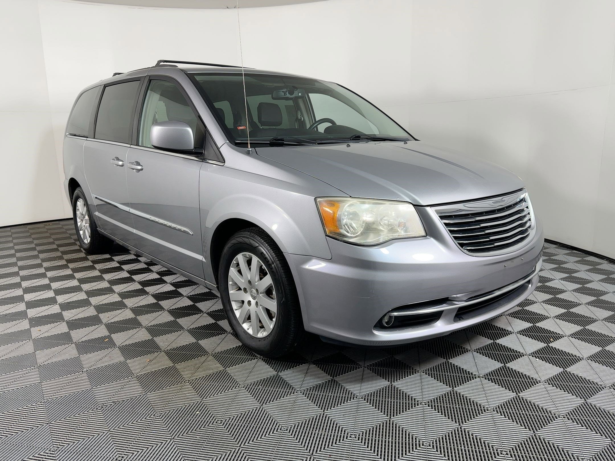 Used 2014 Chrysler Town & Country Touring image 5